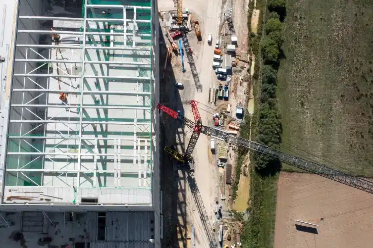 Ilmakuva työmaasta dronella kuvattuna – rakennusvalvonta, edistymisen seuranta ja dokumentointi ylhäältä käsin. Experium dronepalvelut.