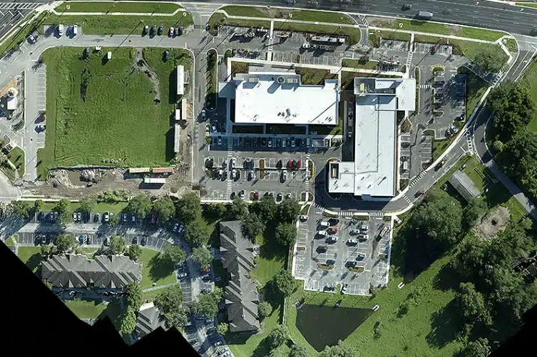 Experium dronella tuottama tarkka ortokuva asuin- ja liikerakennusalueesta – käytetään kaavoitukseen, infrastruktuurin seurantaan ja kohteen dokumentointiin.