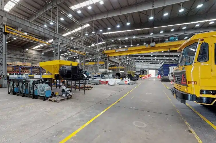 Laaja teollisuushalli kuvattuna 3D-virtuaaliesittely. Virtuaaliesittelyssä näkyvät tuotantolinjat ja kalusto sekä infotagit huoltoa ja turvallisuutta varten. Soveltuu etävalvontaan, dokumentointiin ja käyttöönottoon.