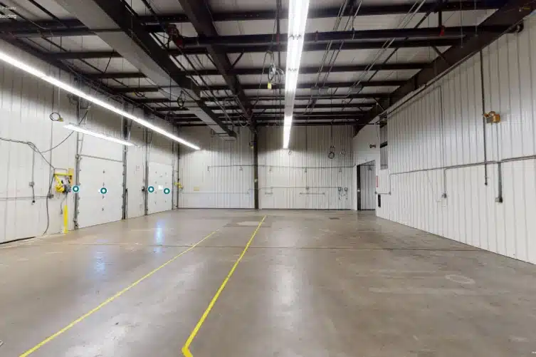 Rakennuksen lattiamerkintöjen tarkastus ortokuvan avulla, Experium QA/QC-seuranta drone- ja LiDAR-datalla.