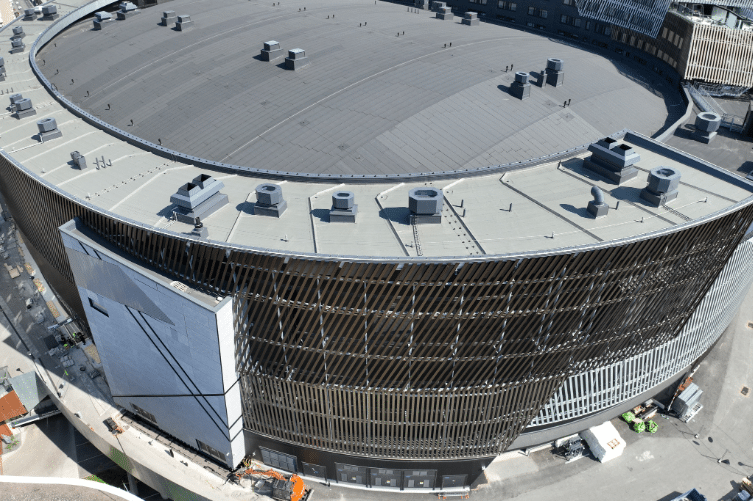 Ilmakuvaus Prikanmaa Nokia Arenan ja Tampereen tornitalon katto- ja julkisivurakenteista, kuvattu Experiumin dronekartoituksessa tuottamaan senttitarkkaa aineistoa 3D-mallinnukseen ja Tampere kaupunkisuunnitteluun. Dronekuvuas Pirkanmaa.