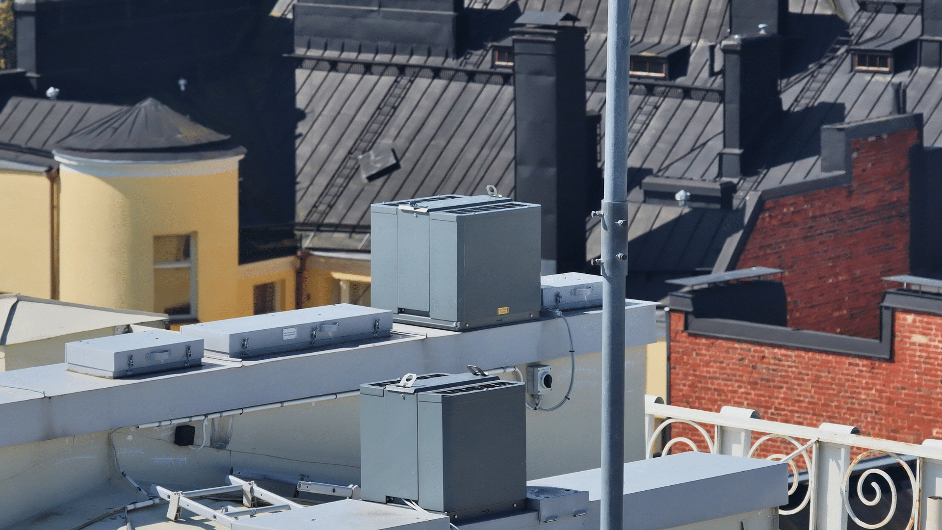 Experium dronekatto­tarkastus näyttää yksityiskohtaiset LVI-yksiköt korjatulla katolla Tehtaankatu 13, Helsinki. Drone-tarkastuksella.