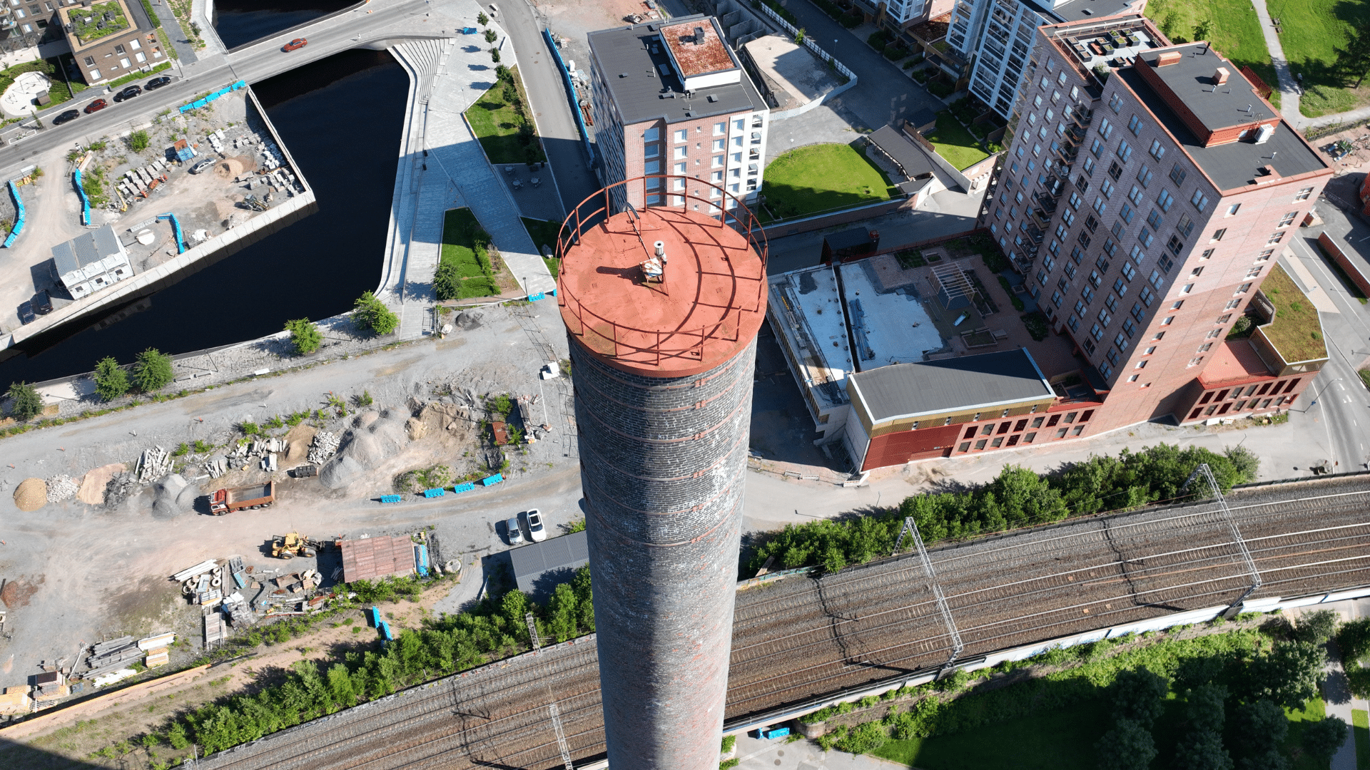 Experium drone kuvaus ja tarkastus Törngren Aukion tiilipiipusta Tampereella, dokumentoiden rakenteen kuntoa ja rakennustyömaan etenemistä kaupunkisuunnittelua ja 3D-aineistotuotantoa varten.