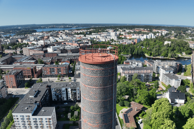 Experium dronekuvaus ja tarkastus Törngren Aukion tiilipiipusta Tampereella, tuottaen 3D-aineistoa kaupunkisuunnitteluun, rakenteen dokumentointiin ja georeferoituihin ortokuviin.