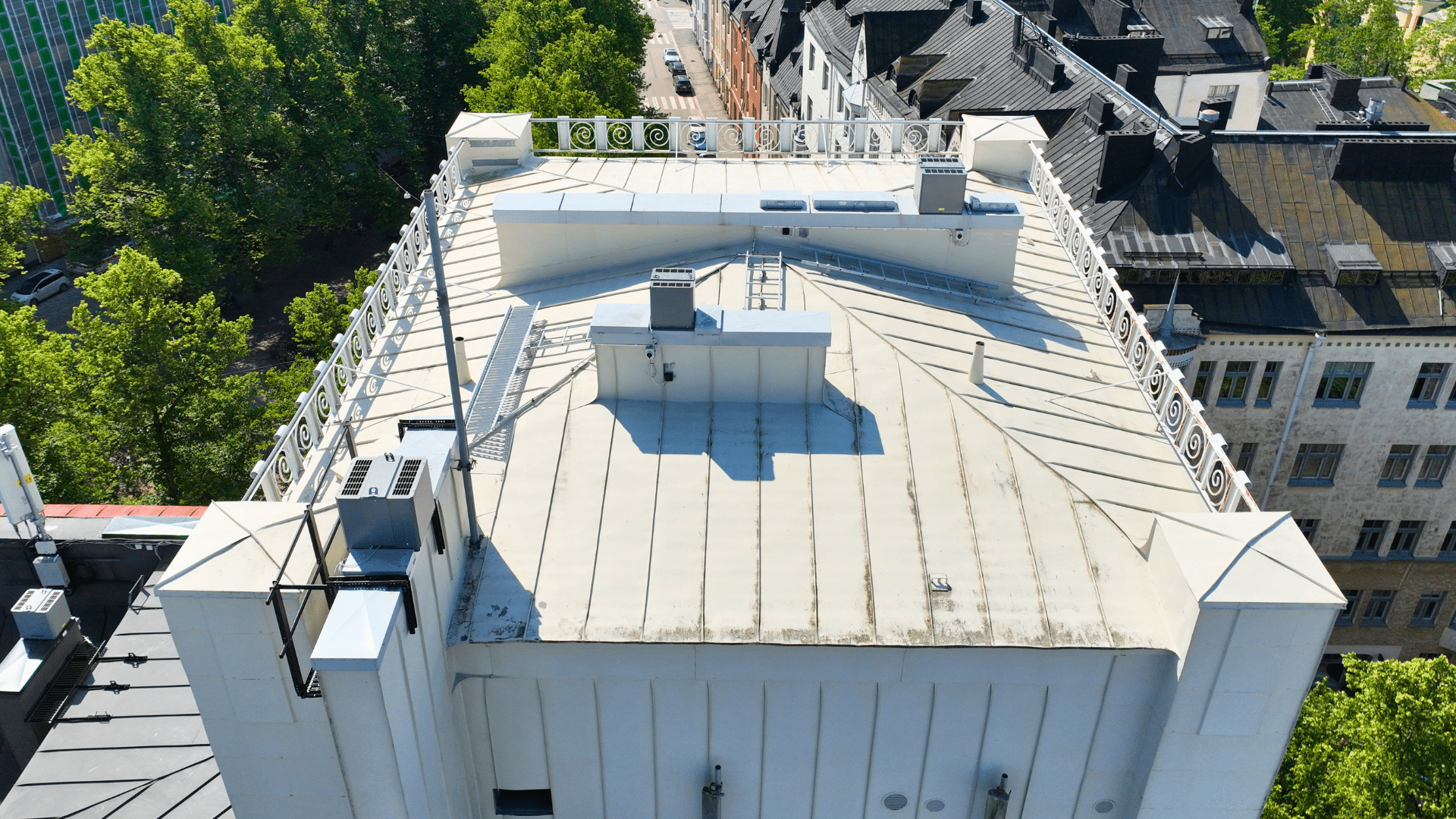 Dronella kuvattu ilmakuvaus Tehtaankatu 13:n valkoisesta kattorakenteesta Helsingissä, käytetty katon kunnon tarkastukseen ja rakennuksen ylläpidon dokumentointiin.