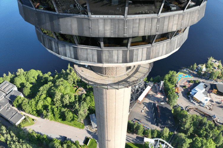 Ilmakuvaus Näsinneulan tornin näköalatasanteesta ja Särkänniemen alueesta Tampereella, kuvattu Experium dronella tuottamaan senttitarkkaa 3D-mallinnusaineistoa ja georeferoituja ortokuvia.