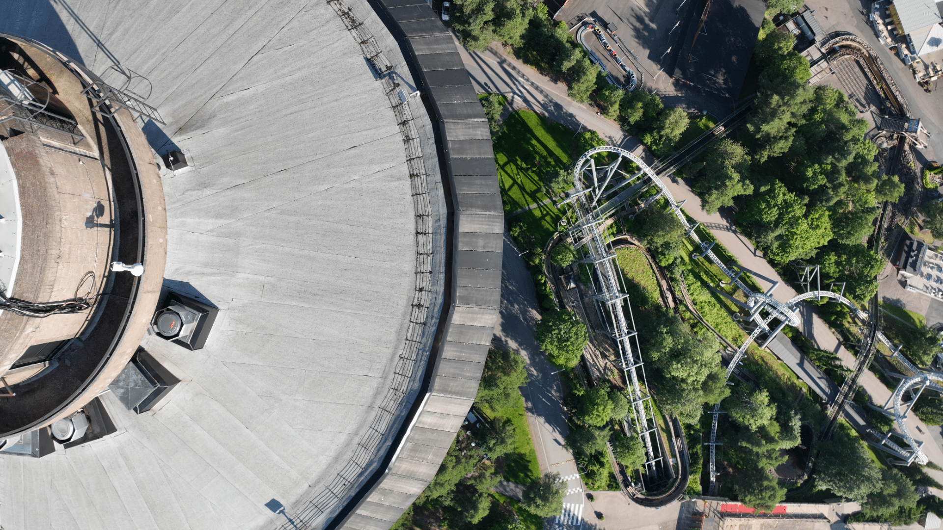 Ilmakuvaus Näsinneulan tornin näköalatasanteesta ja Särkänniemen alueesta Tampereella, kuvattu Experiumin dronella tuottamaan senttitarkkaa 3D-mallinnusaineistoa ja georeferoituja ortokuvia.