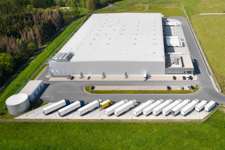 Korkearesoluutioinen oblique-kuvaus paljastaa rakennusten sivut ja kattorakenteet. Experium dronekuvaukset tarjoavat yksityiskohtaisen näkymän teollisuus- ja logistiikkakohteisiin Suomessa.