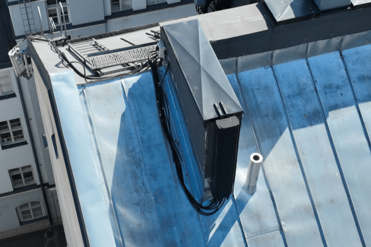 Dronekuvaukset kattotarkastuksiin – peltikaton tarkastus ja läpiviennin dokumentointi Helsingissä, Experium Oy.