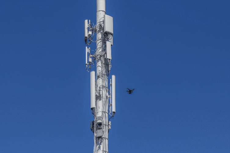 Drone-tarkastus ilmakuvaus tukiasemamastolla.